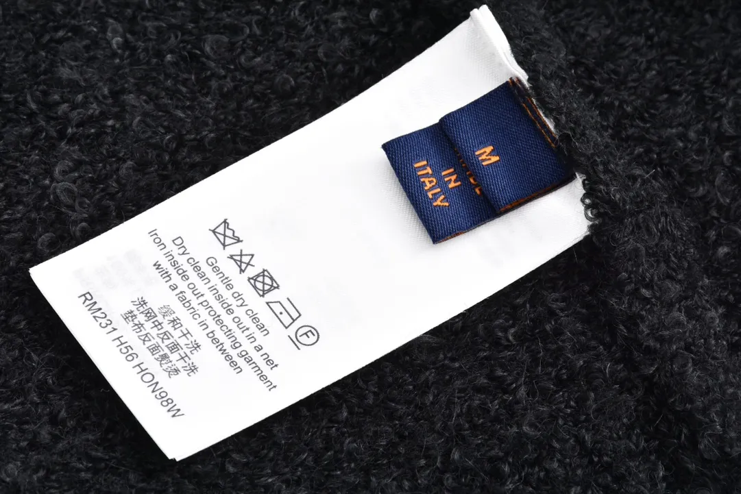 🅿️500 1v 23FW mirror logo intarsia sweater (pure black) originally purchased for 10,900, new color in 23 years, custom-woven and dyed sheep wool 55%, yak hair 21% nylon 20% Spandex 4% wool loop yarn, pure black loop yarn has high ductility and good elasticity. It is different from the non-elastic version on the market. The special washing process is very soft and skin-friendly. It is a 3-needle knitting process. The thickness of each stitch of the intarsia on the clothes logo is consistent with the original. The back logo is a mirror intarsia. The upper body is skin-friendly and versatile. Wear it in front of others. It is an autumn and winter item with strength. Size:S-M-L